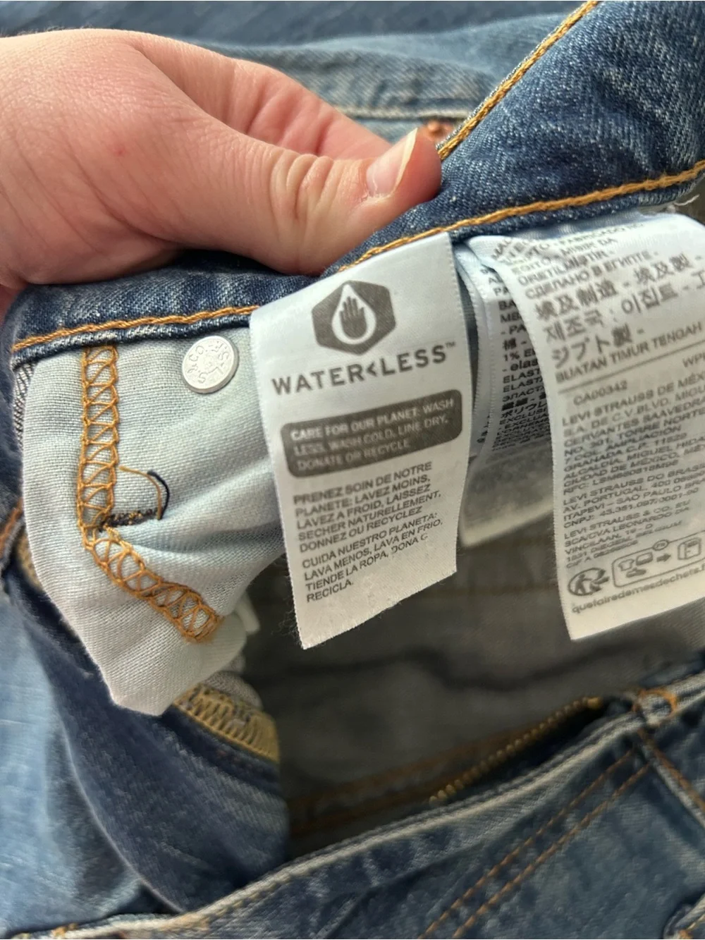 Men's Distressed Levi Blue Jeans - Classic Denim Fit